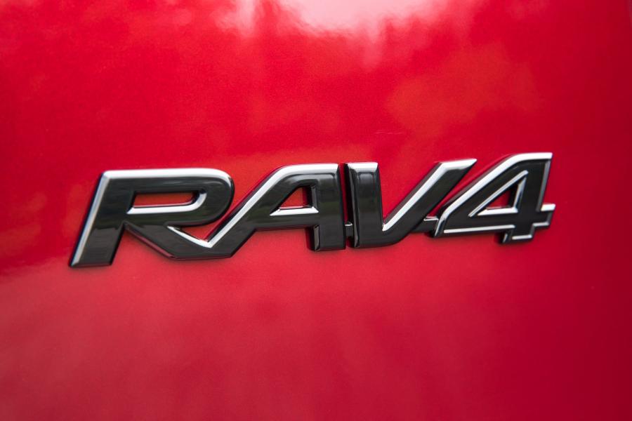 Логотип Toyota RAV4 Trail Edition 2017 года  (CA) (фото 12 из 27)